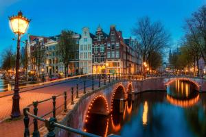 een brug over een rivier in een stad 's nachts bij Hilton Amsterdam Airport Schiphol in Schiphol