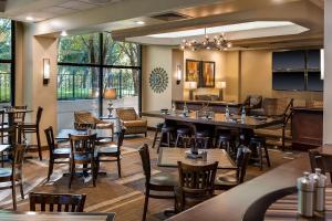 een restaurant met een grote eetkamer met tafels en stoelen bij Embassy Suites by Hilton Dallas-Love Field in Dallas