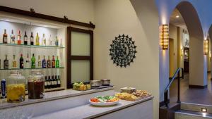 een restaurant met een bar met eten en drinken bij Embassy Suites by Hilton Dallas-Love Field in Dallas