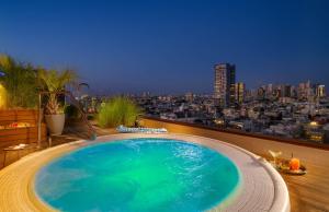 Бассейн в Carlton Tel Aviv Hotel – Luxury on the Beach или поблизости