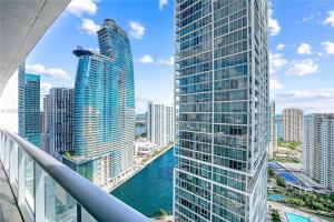 a view of a city with tall buildings and a river at Icon Luxury 34th Floor Amazing Oceanview, Brickell in Miami