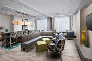 Гостиная зона в Hampton Inn Miami Airport East