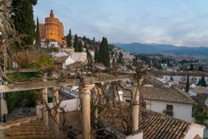 - une vue sur la ville depuis la colline dans l'établissement Carmen de la Alcubilla del Caracol, à Grenade