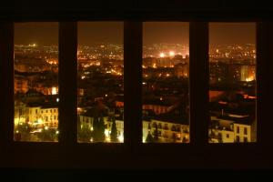 - une vue sur la ville depuis une fenêtre la nuit dans l'établissement Carmen de la Alcubilla del Caracol, à Grenade