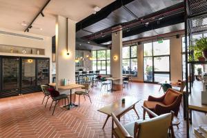 A seating area at HOTEL SHOSHANA