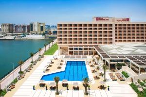  Elle offre une vue aérienne sur un hôtel doté d'une piscine. dans l'établissement Hilton Garden Inn Ras Al Khaimah, à Ras al Khaimah