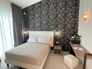 Tempat tidur dalam kamar di Castrichella Boutique Hotel Rome Airport