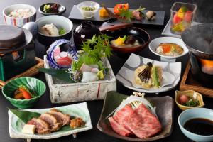 een tafel met borden met voedsel op een tafel bij Nara Royal Hotel in Nara