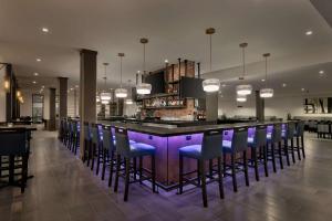 Khu vực lounge/bar tại DoubleTree by Hilton Canton Downtown