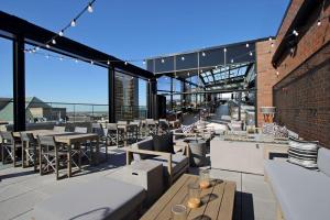 un patio con mesas y sillas en un edificio en Canopy By Hilton Columbus Downtown Short North, en Columbus