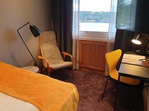 Tempat tidur dalam kamar di Skåvsjöholm, hotell & konferens