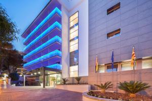 un edificio con banderas delante en Hotel Best San Francisco, en Salou