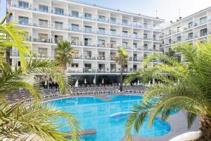 una vista del hotel desde la piscina en Hotel Best San Francisco, en Salou