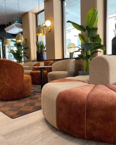 een lobby met een aantal stoelen en tafels bij Hotel Birger Jarl in Stockholm