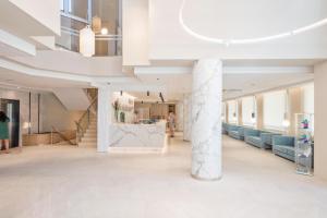 a lobby of a building with a column at Hotel Best Mediterraneo in Salou