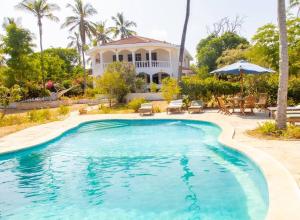 una piscina frente a una casa en Sand and Shells Beach House- 4 Bedroom with a pool, en Mombasa