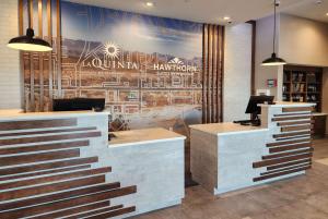 Lobbyn eller receptionsområdet på La Quinta Inn & Suites by Wyndham Del Rio