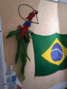 una bandera con un loro en una pared con una bandera en Sobrado Botafogo Guesthouse, en Río de Janeiro