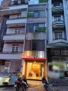 deux motocycles garés devant un bâtiment dans l'établissement Bơ House hotel, à Đà Lạt