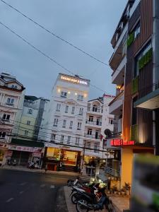 un groupe de motocycles garés devant un bâtiment dans l'établissement Bơ House hotel, à Đà Lạt