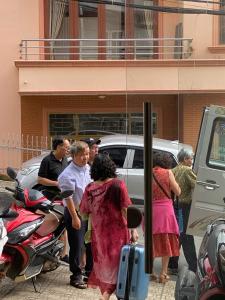 Un groupe de personnes debout à côté d'une moto dans l'établissement Bơ House hotel, à Đà Lạt