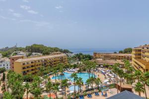 - une vue aérienne sur un complexe avec une piscine et des palmiers dans l'établissement Apartamentos Best Alcazar, à La Herradura