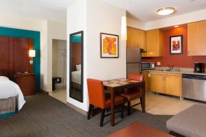 מטבח או מטבחון ב-Residence Inn Kansas City Airport