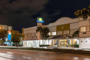 ein Hotel mit einem Schild an der Straßenseite in der Unterkunft Days Inn by Wyndham Miami Airport North in Miami