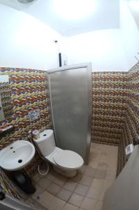 Bathroom sa Isla Water Sports and Resorts Inc