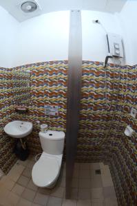 Bathroom sa Isla Water Sports and Resorts Inc