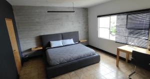 Voodi või voodid majutusasutuse Habitaciones privadas con baño propio en una zona segura y céntrica de Guadalajara. toas