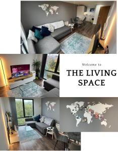 ein Wohnzimmer mit einem Sofa und ein Wohnzimmer mit einer Wohnkarte in der Unterkunft Perfect-City Centre-Apartment in Birmingham