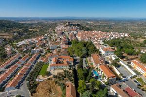 Linna Castelo de Vide üldine vaade või majutusasutusest Hotel Sol e Serra pildistatud vaade