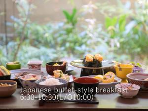 Makanan di atau di tempat lain dekat hotel