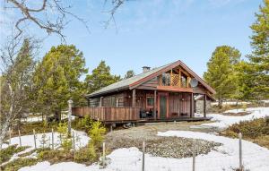 una casa in legno nella neve con gli alberi di Lovely Home In Dovre With Kitchen a Dovre