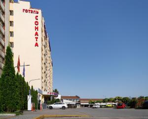 een hotel met een auto voor de deur bij Sonata Hotel & Restaurant "готель Соната" in Lviv