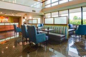 Svetainės erdvė apgyvendinimo įstaigoje Drury Inn & Suites Nashville Airport