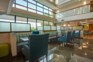 Svetainės erdvė apgyvendinimo įstaigoje Drury Inn & Suites Nashville Airport