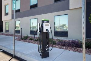 uma cabine telefónica num passeio ao lado de um edifício em Home2 Suites By Hilton Las Vegas North em Las Vegas