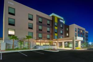 um hotel com um parque de estacionamento em frente em Home2 Suites By Hilton Las Vegas North em Las Vegas