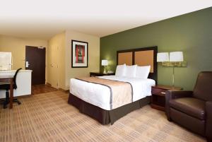 Extended Stay America Suites - Philadelphia - Mt Laurel - Crawford Place tesisinde bir odada yatak veya yataklar