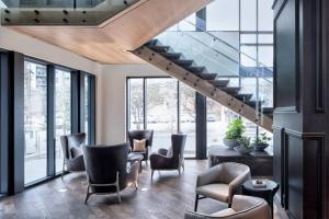 een lobby met stoelen en trappen in een gebouw bij Marriott Dallas Uptown in Dallas