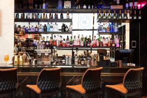 un bar avec trois chaises devant un comptoir dans l'établissement Hotel Keflavik by Reykjavik Keflavik Airport, à Keflavík