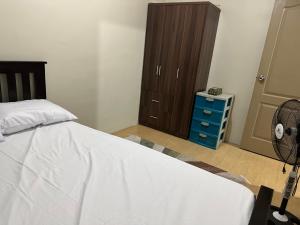 Un pat sau paturi într-o cameră la Sorrento Oasis 2 BR