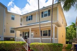 una casa con palme di fronte di Coral Hammock Poolside Home a Key West