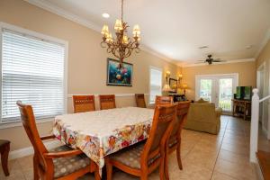 una sala da pranzo con tavolo e sedie di Coral Hammock Poolside Home a Key West