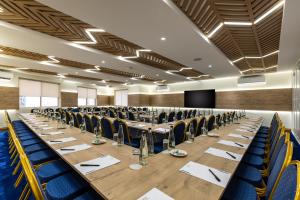 una gran sala de conferencias con una mesa larga y sillas en Premium Inn Mombasa City, en Mombasa