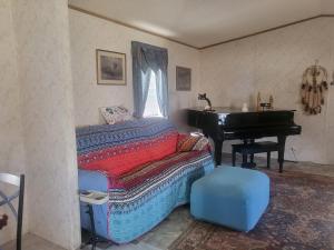 1 dormitorio con cama y piano junto a una cuna en A rest after a day in the Death Valley desert, en Scranton