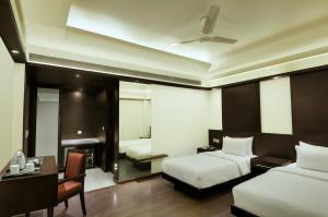 Gulta vai gultas numurā naktsmītnē Hotel Godwin Deluxe -Near New Delhi Railway Station - Paharganj