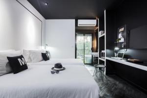 Tempat tidur dalam kamar di Blu Monkey Hub and Hotel Phuket Town- Free All Day Coworking space